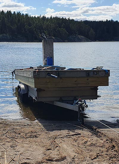En bild på en hemmagjord flytbrygga.