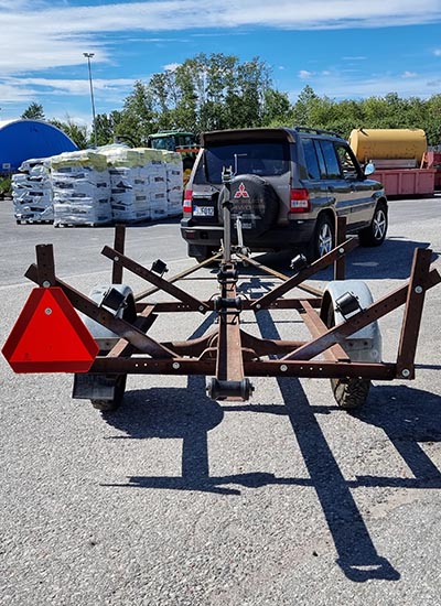 En bild på en uppgraderad antik båtvagn.
