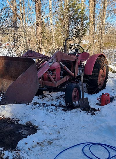 En bild på en 50-tals traktor.